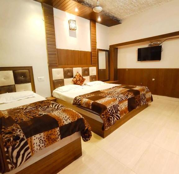 اتاق لوکس چهار تخته, O Revoli