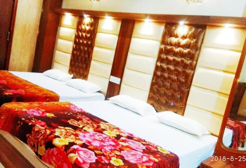 اتاق لوکس خانوادگی, O Revoli