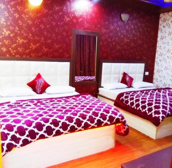 اتاق لوکس خانوادگی, O Revoli