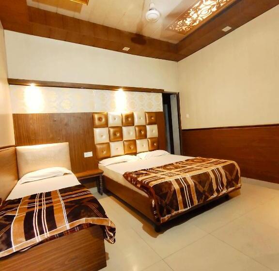 اتاق ساده سه‌ نفره, O Revoli