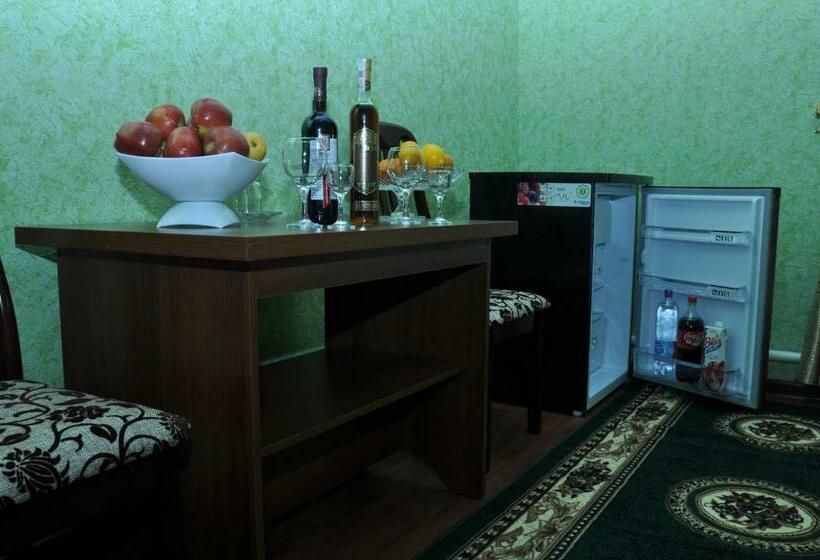 スタンダードルーム, Shokhjakhon