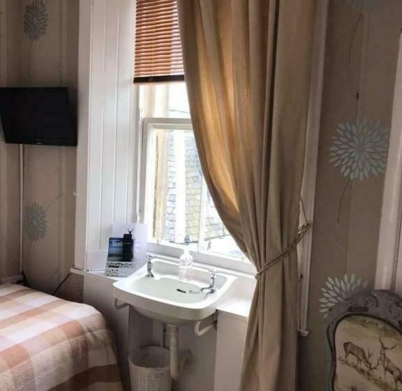 חדר אקונומי יחיד, The Stag Head