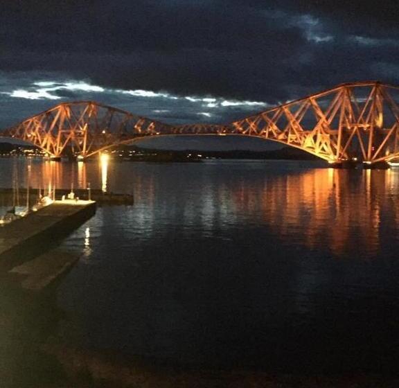 חדר משפחתי, The Stag Head