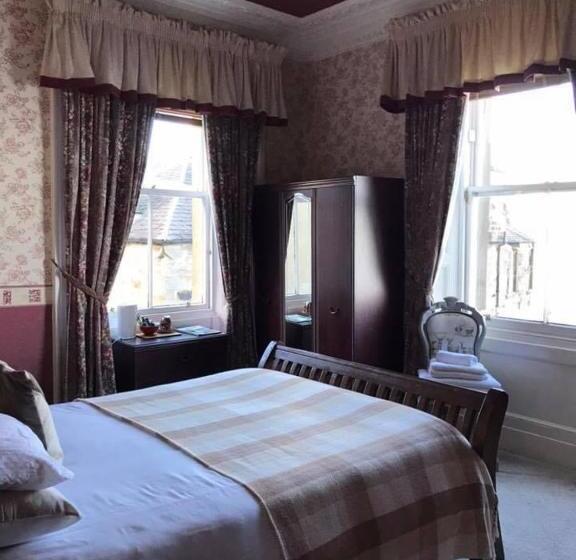 חדר משפחתי, The Stag Head