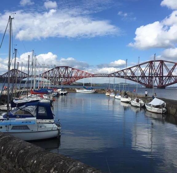 חדר משפחתי, The Stag Head