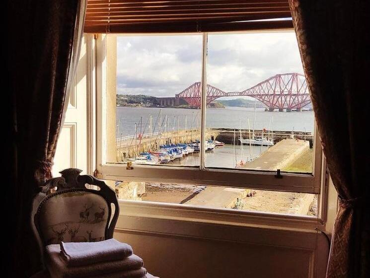 חדר משפחתי, The Stag Head