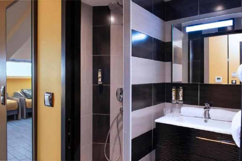 スタンダードスタジオ, Unique Hôtel Résidence & Spa