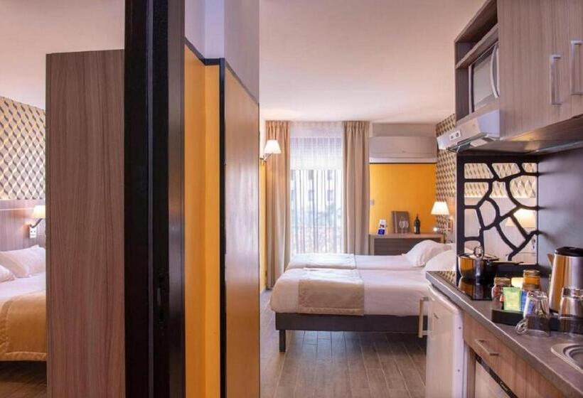 スタンダードスタジオ, Unique Hôtel Résidence & Spa