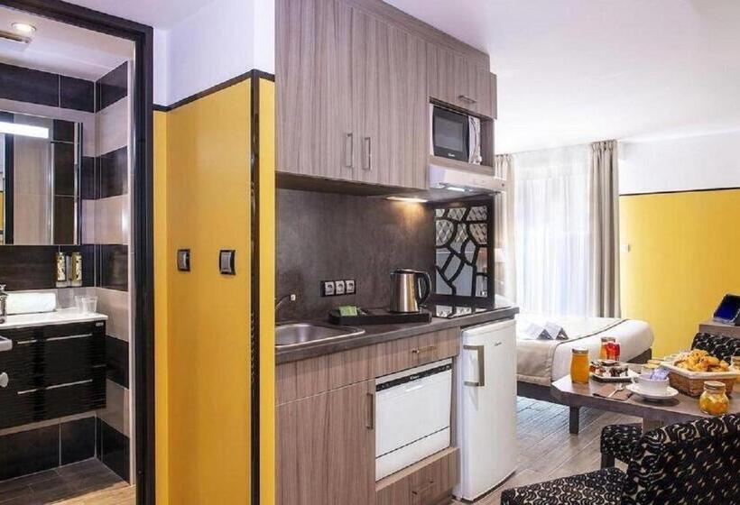 スタンダードスタジオ, Unique Hôtel Résidence & Spa