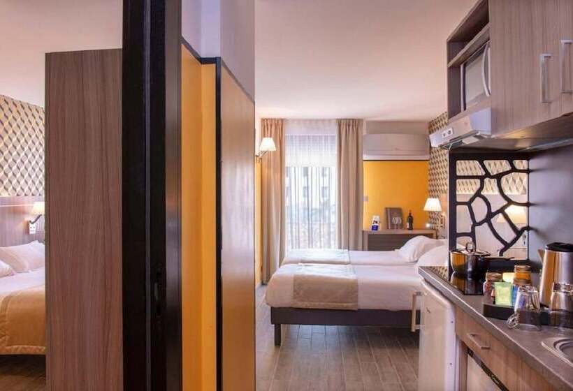 スタンダードスタジオ, Unique Hôtel Résidence & Spa