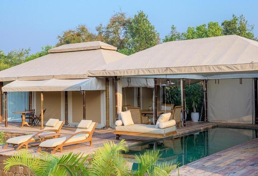 سوییت با چشمانداز استخر, The Beige