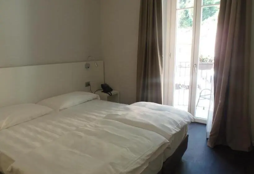 Büyük Çift Kişilik Yataklı Lüks Oda, Albergo Dongo