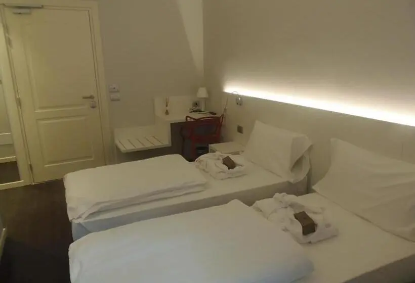 Büyük Çift Kişilik Yataklı Lüks Oda, Albergo Dongo