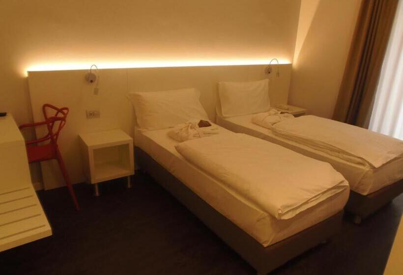 디럭스 룸 킹사이즈 침대, Albergo Dongo