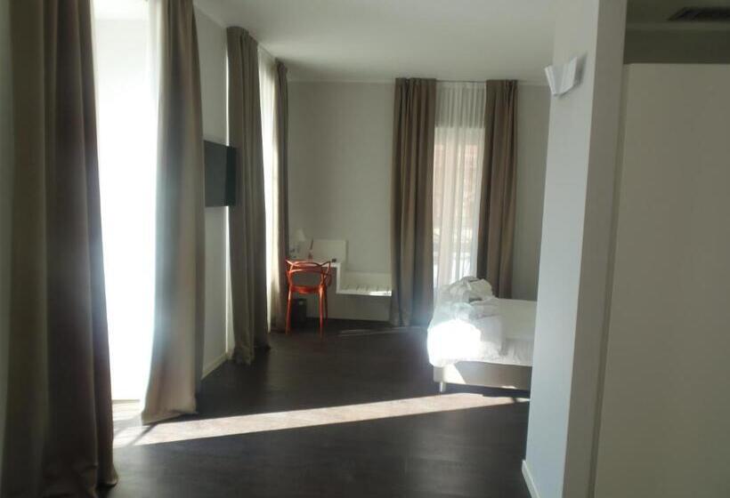 Junior Suite z Tarasem, Albergo Dongo