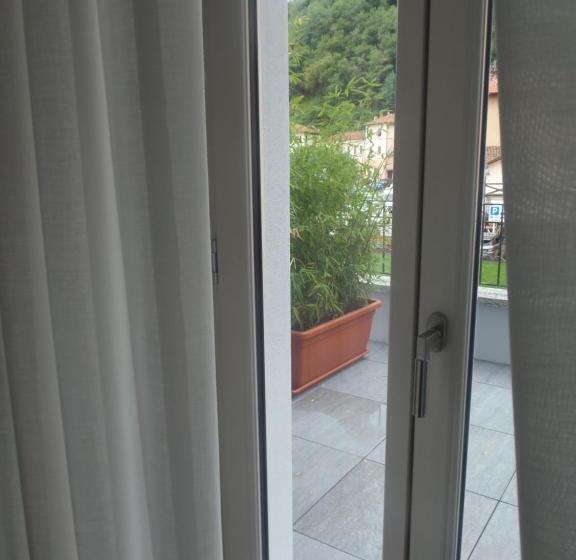 Junior Suite z Tarasem, Albergo Dongo