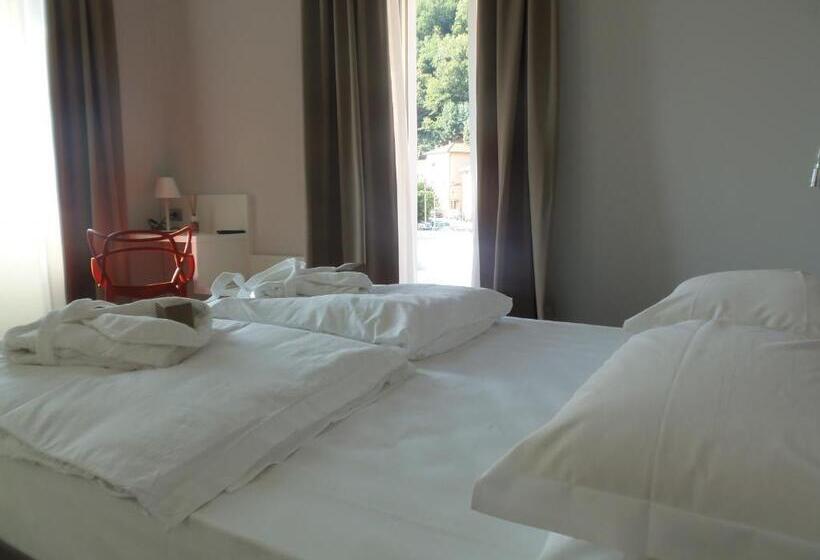 Junior Suite z Tarasem, Albergo Dongo