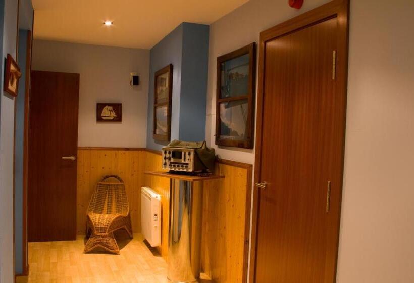 غرفة قياسية مزوَّدة بشُرفة, A. G. Porcillan