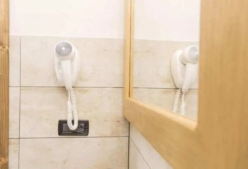 اتاق استاندارد سه تخته با بالکن, Clotes