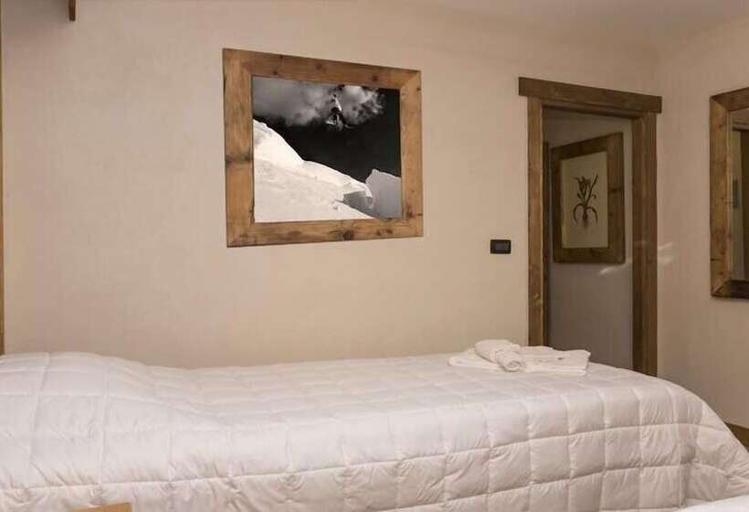 غرفة قياسية ثلاثية مزودة بشرفة, Clotes