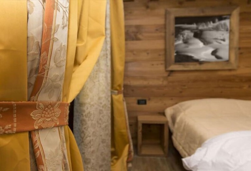 غرفة قياسية ثلاثية مزودة بشرفة, Clotes