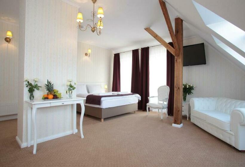 דירת חדר, Court Park