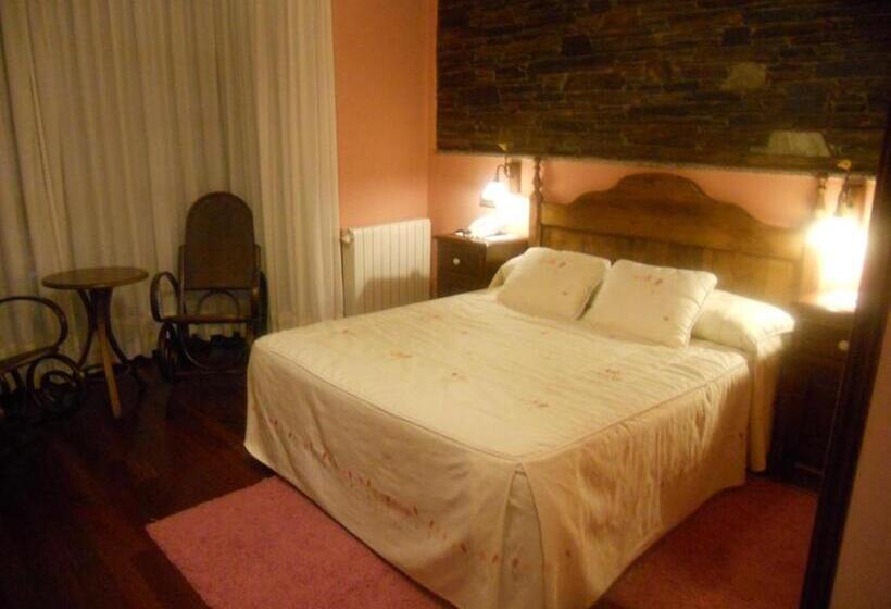 غرفة قياسية مزوَّدة بجاكوزي, Taramundi