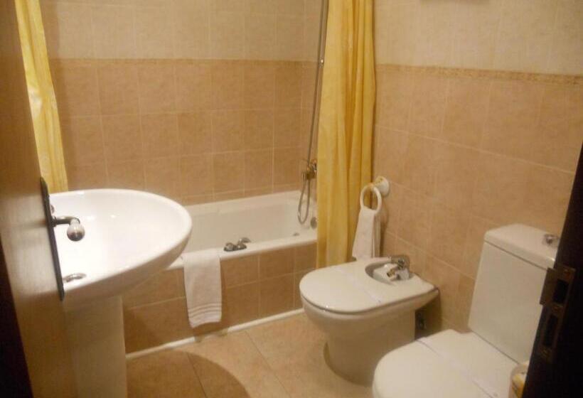 غرفة قياسية مزوَّدة بجاكوزي, Taramundi