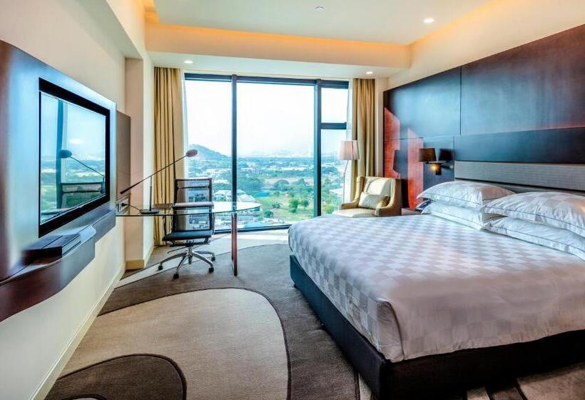 اتاق لوکس با تخت بزرگ, The Stanley Hotel & Suites