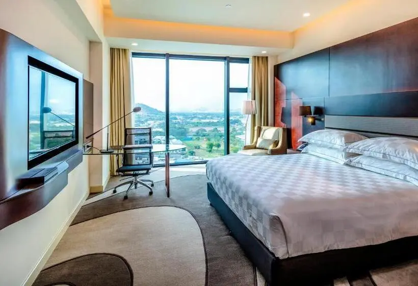 اتاق لوکس با تخت بزرگ, The Stanley Hotel & Suites