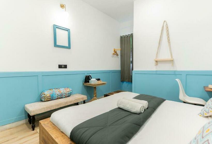 Economy Kamer, Moustache Udaipur