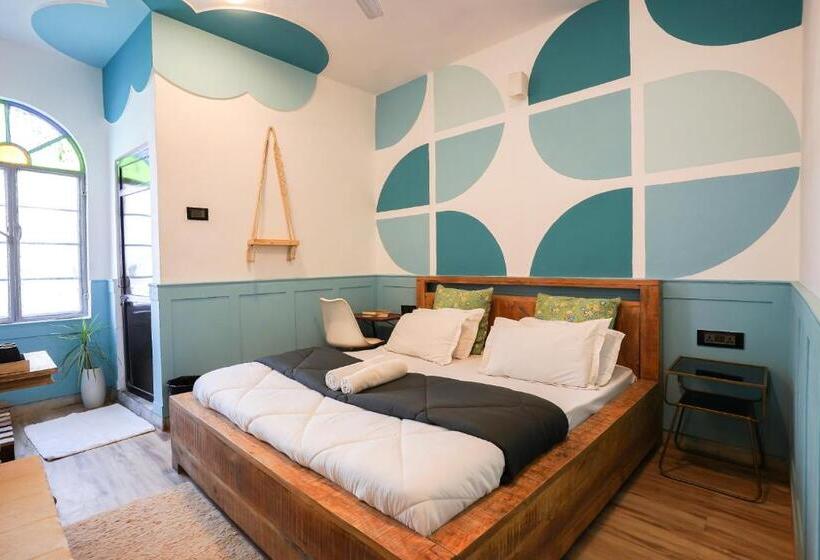 Economy Kamer, Moustache Udaipur