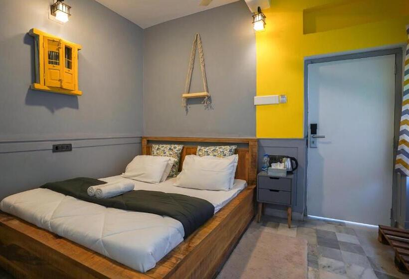 Economy Kamer, Moustache Udaipur