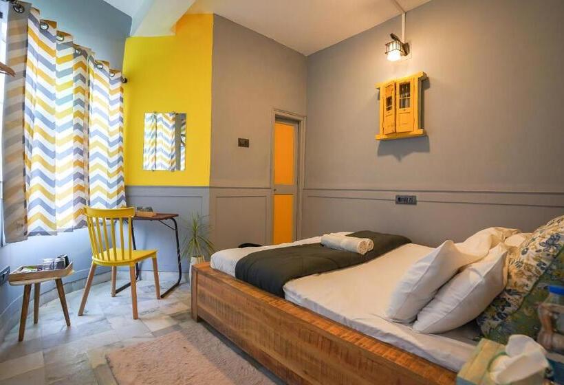 Economy Kamer, Moustache Udaipur