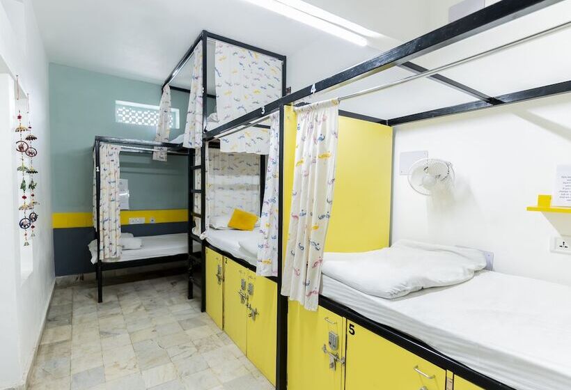 Bed in een Gedeelde Kamer, Moustache Udaipur