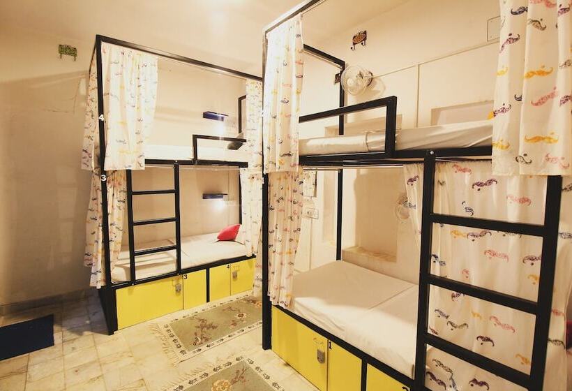 Bed in een Gedeelde Kamer, Moustache Udaipur