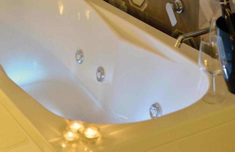 מיטת קינג בסוויטה, Palazzo Kapece