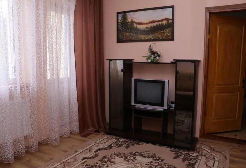 اتاق خانوادگی با چشم‌انداز کوه, Karpatskyi Maetok