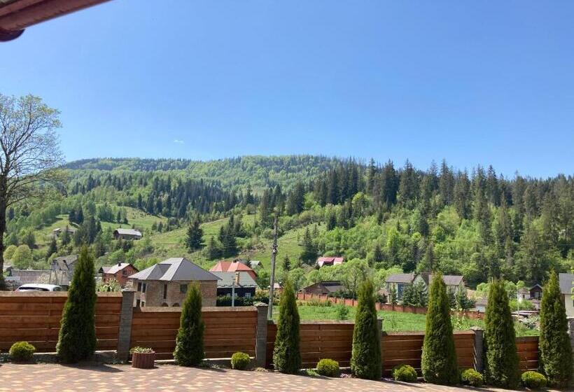اتاق خانوادگی با چشم‌انداز کوه, Karpatskyi Maetok