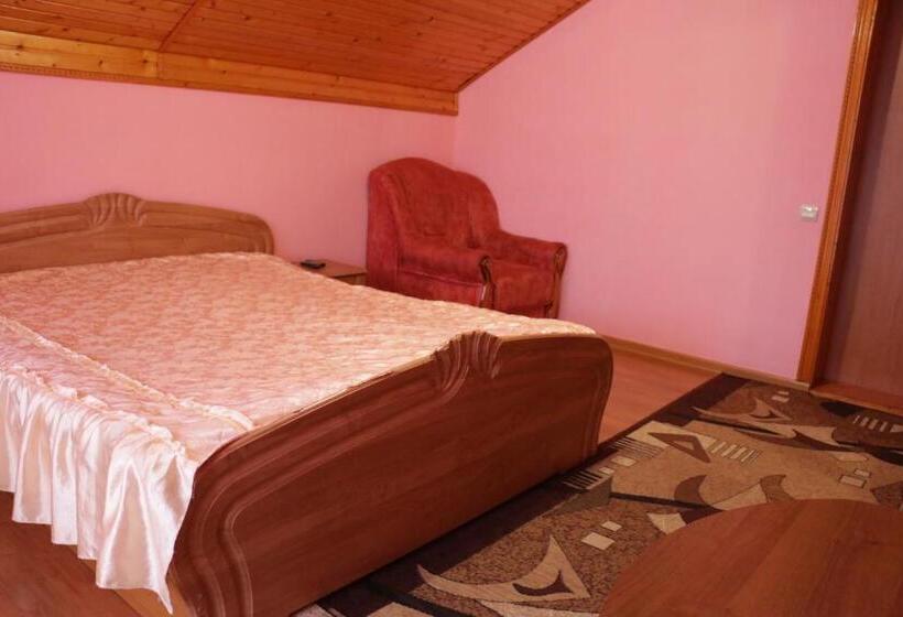 اتاق لوکس, Karpatskyi Maetok