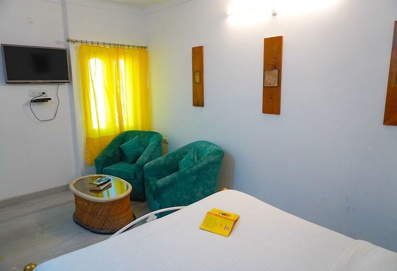 Economy Kamer, Moustache Udaipur