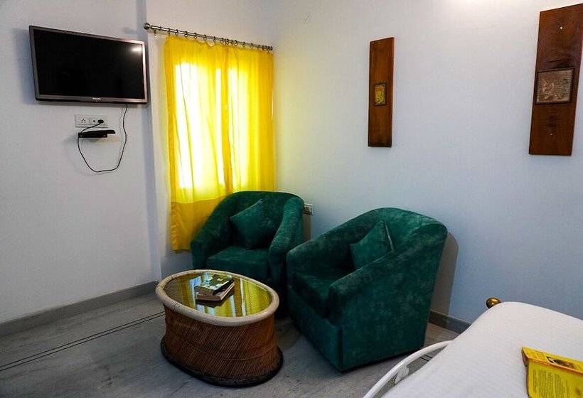 Economy Kamer, Moustache Udaipur