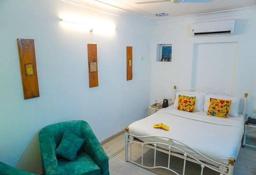 Economy Kamer, Moustache Udaipur