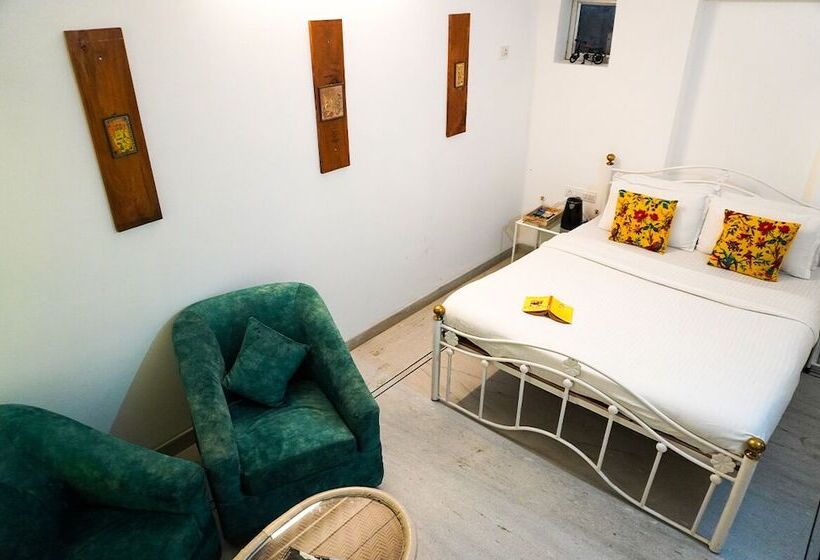 Economy Kamer, Moustache Udaipur