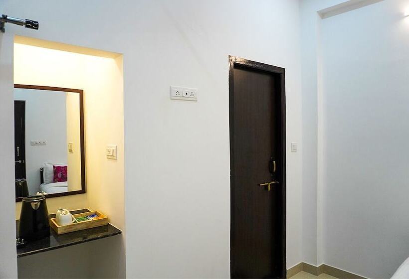 Economy Kamer, Moustache Udaipur