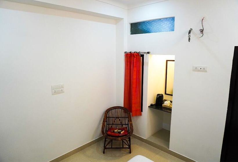 Economy Kamer, Moustache Udaipur