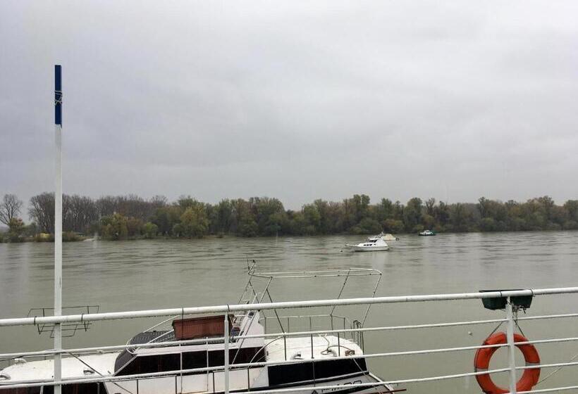 اتاق لوکس, Splav Guest Hause Gusar