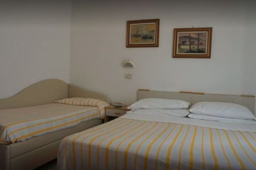 Camera Tripla Standard Vista Mare, Aurora