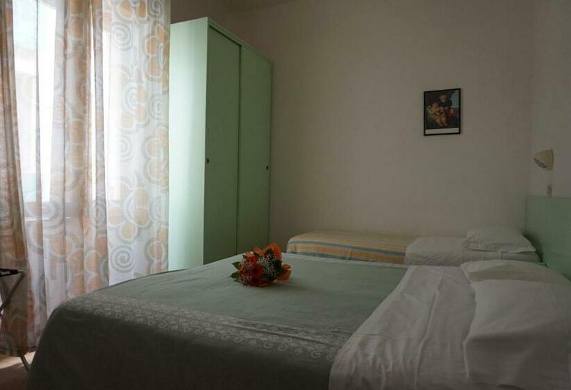 Camera Tripla Standard, Aurora