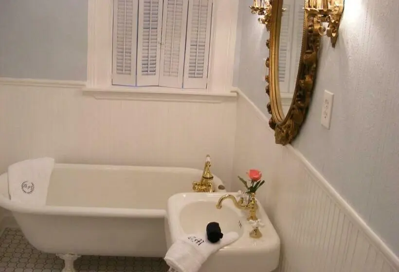 デラックススイート, Adair Manor Bed & Breakfast